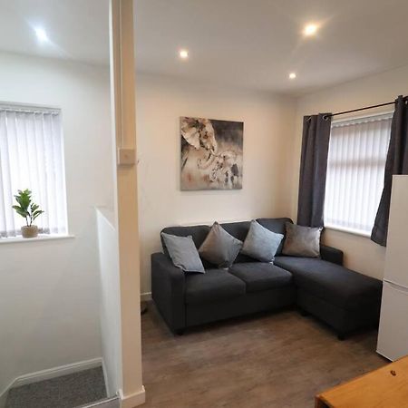 Cosy Two Bedroom First Floor Apartment 伯明翰 外观 照片